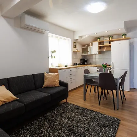 Apartment Banjo Polo *
