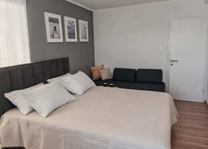 Banjo Polo Apartment Split
